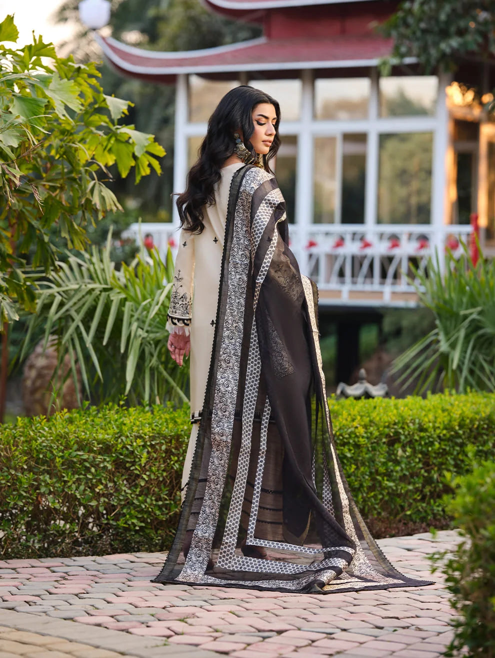 MLL-04  IVORY ELEGANCE